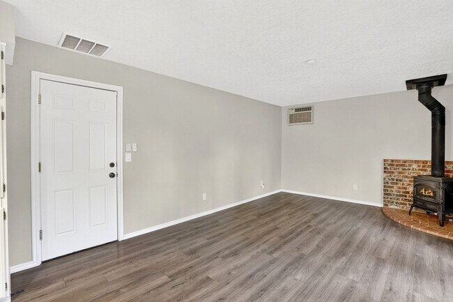 Building Photo - 13525 SW Roan Ct