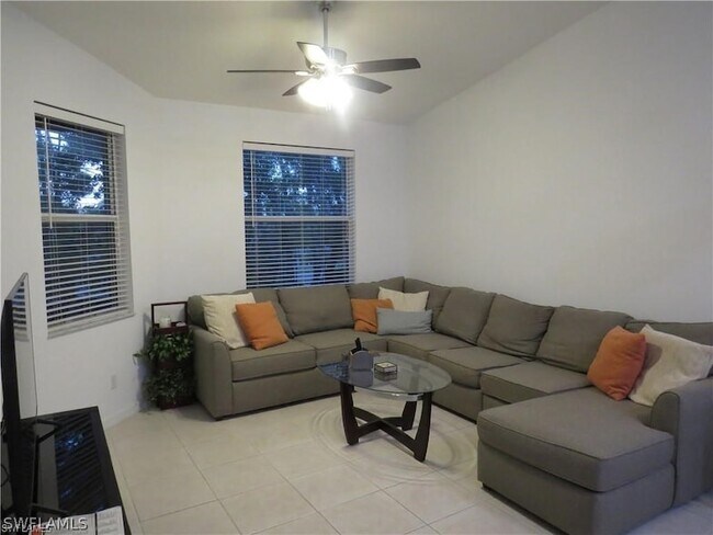 Building Photo - 1305 Mariposa Cir