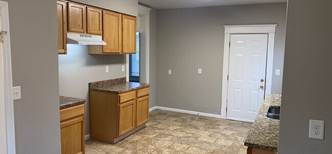 Building Photo - 107 N Second 4BR/2BA (Trenton)