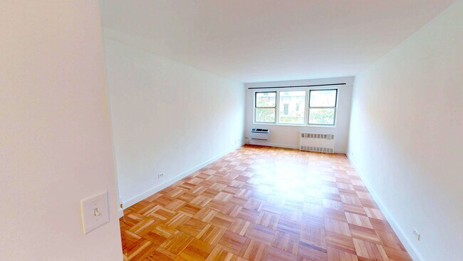 Building Photo - 404 E 66th St