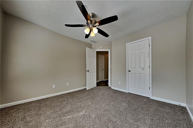 Building Photo - 405 Aristocrat Dr SW