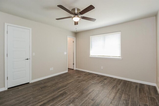 Building Photo - 8716 Tracy Dr