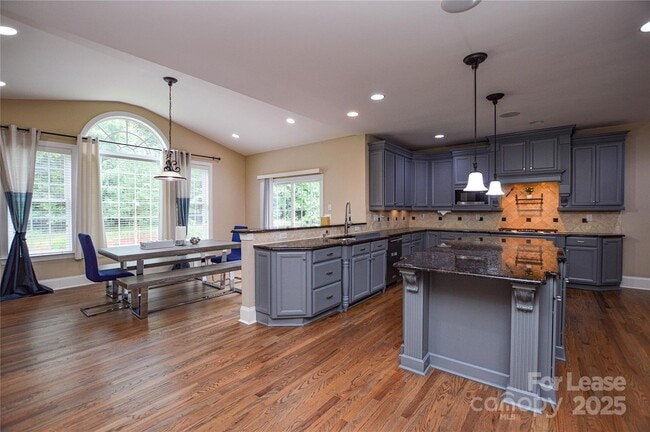 Building Photo - 5004 Woodview Ln