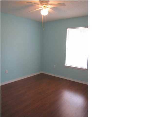 Building Photo - 301 Lakeview Dr