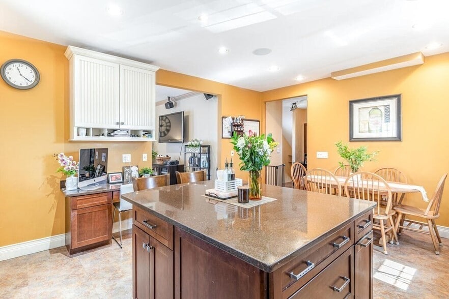 Building Photo - 39 Melvin St