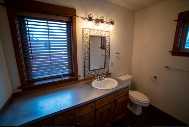 Building Photo - Gorgeous Single Family Home for Rent in Valley West Neighborhood! Near parks and ponds!