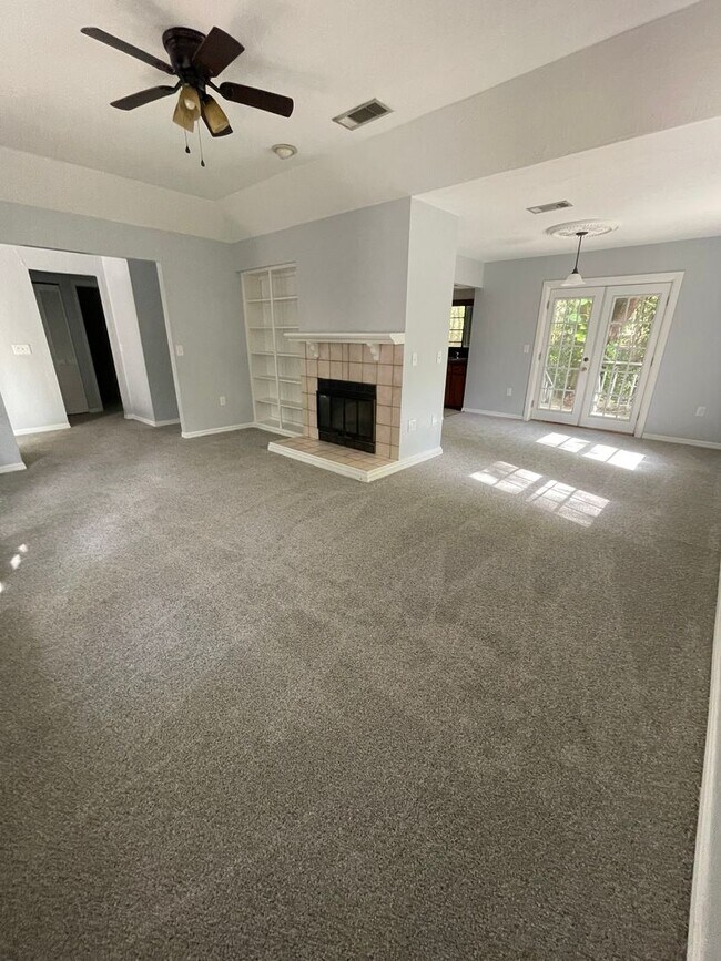 Building Photo - Spacious 2/2 with 2 Car Garage and W/D Hoo...