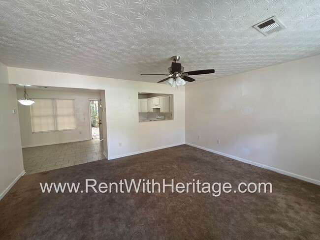 Building Photo - Awesome 3bd/ 2ba Townhome, Super Spacious,...