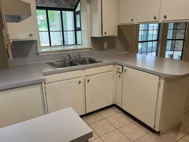 Building Photo - 2524 Downs Cir