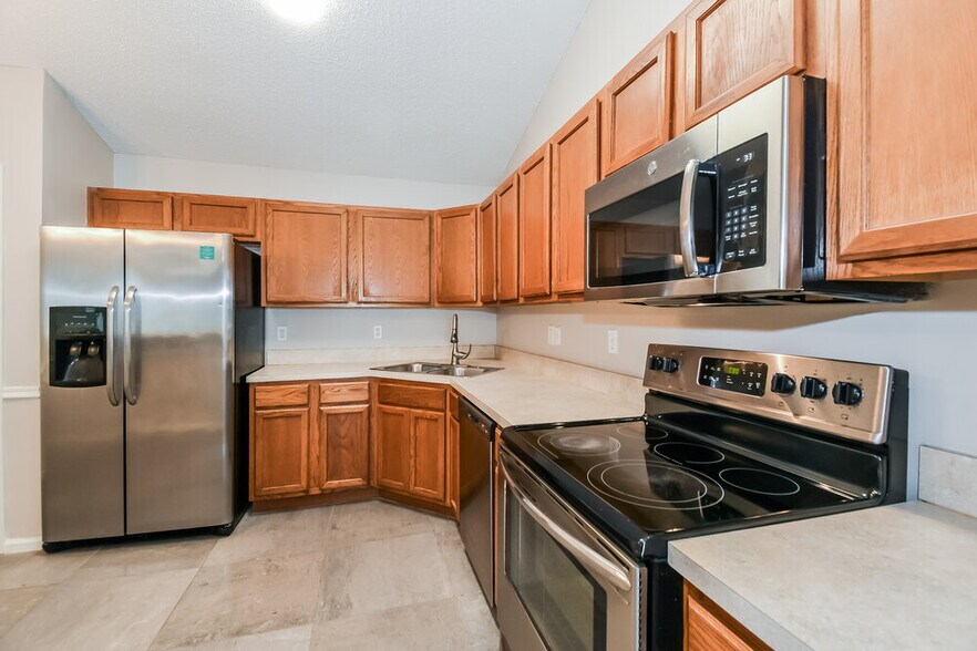 Building Photo - 2025 Hunters Trace Cir