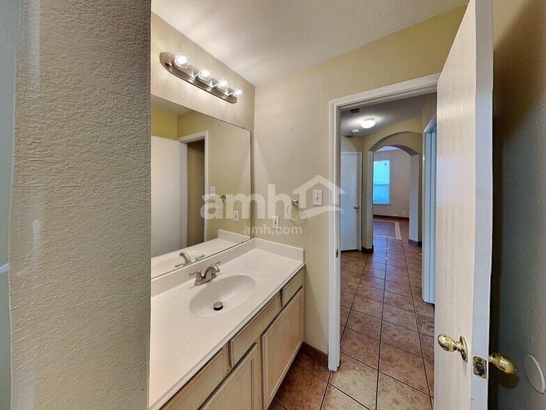 Building Photo - 904 Western Pass