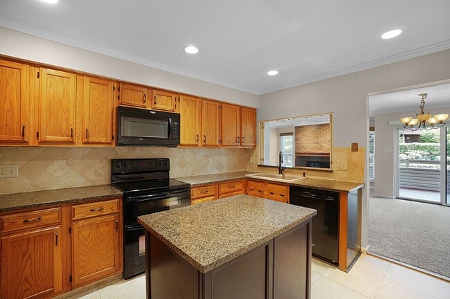 Building Photo - Spacious 2-Bedroom, 2-Bath Condominium in ...