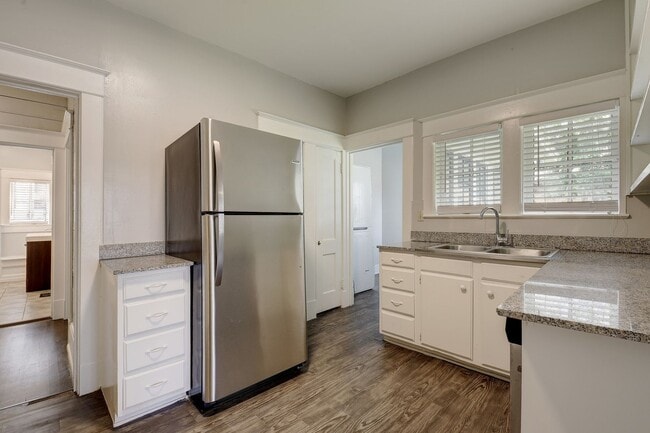Building Photo - 6bed/3bath House in West Campus