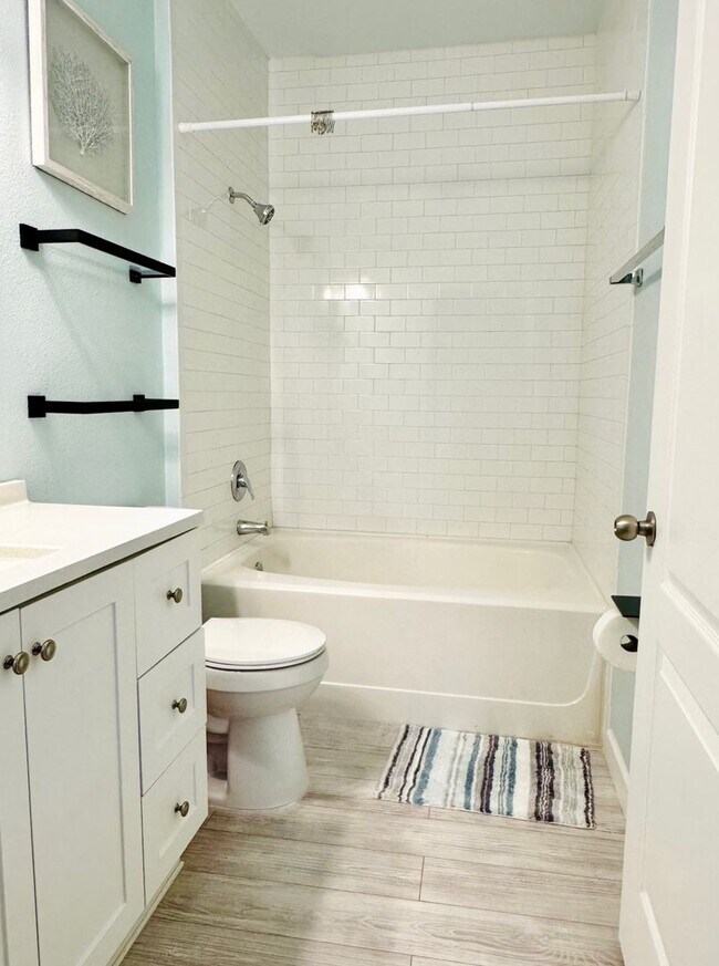 Building Photo - 2 Bedroom condo with 2 Car Garage Condo Fo...