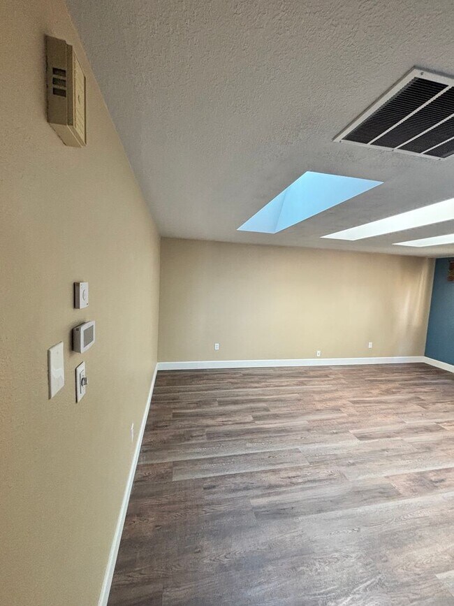 Building Photo - 10708 N Nelson Rd