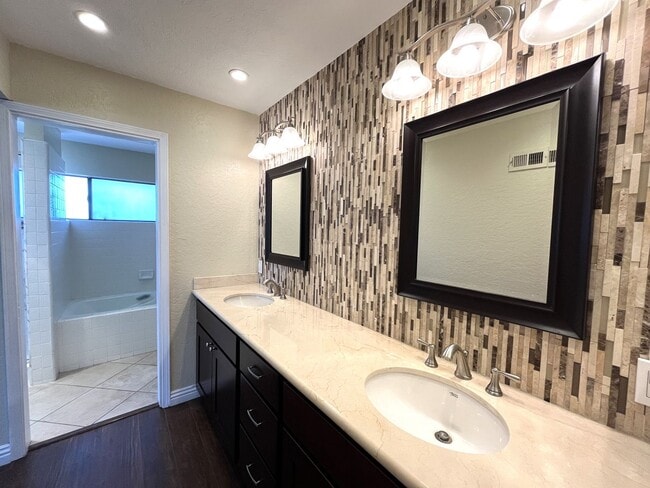Building Photo - Spacious End Unit Home with 2 Master Suite...