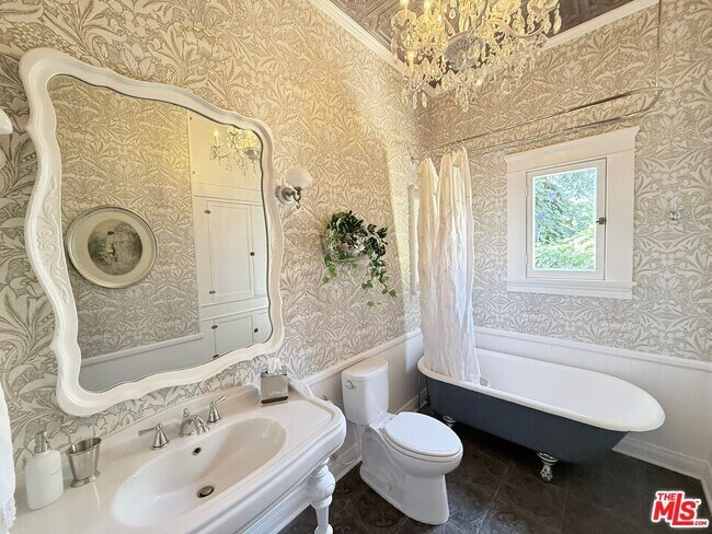 Building Photo - 370 Main St