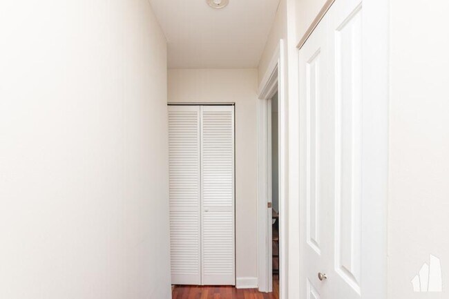 Building Photo - 2 bedroom in Chicago IL 60613