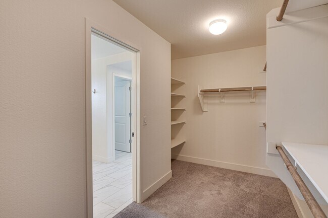 Building Photo - Absolutely Amazing Home in the Southwest! Check it out today!