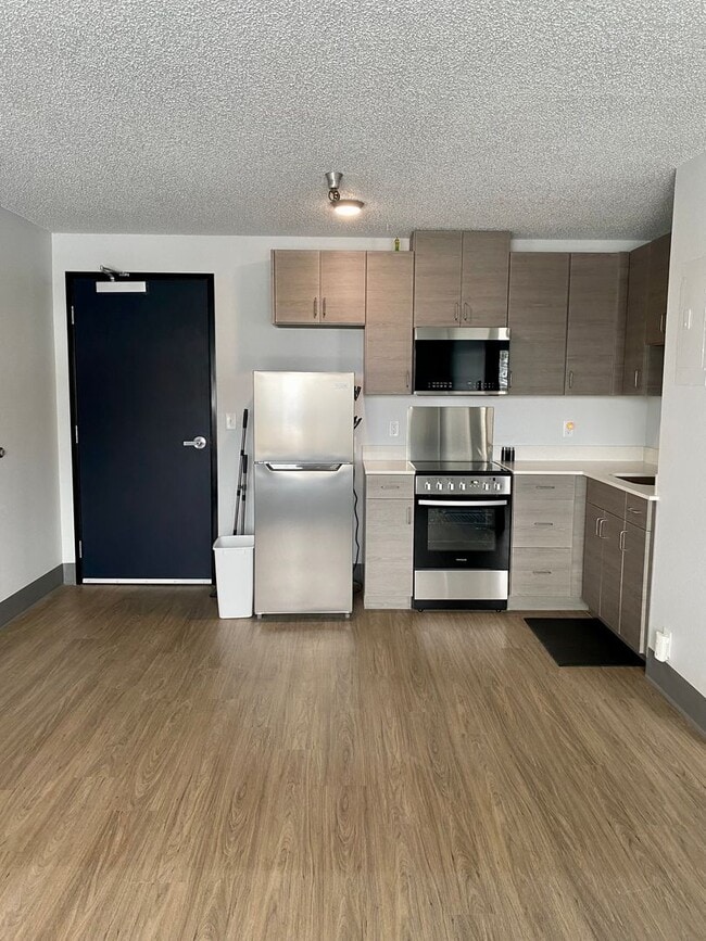 Building Photo - FURNISHED, 1 bed 1 bath in newly renovated...