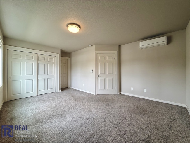 Building Photo - Spacious & Modern 3BR/2BA Home in Quiet Hillsboro Neighborhood