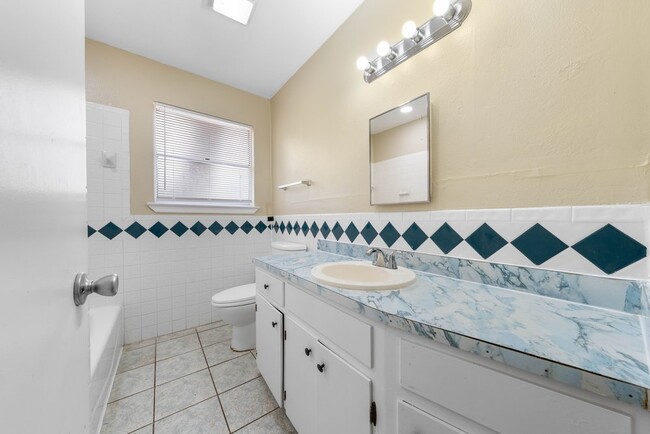 Building Photo - 138 Dora St