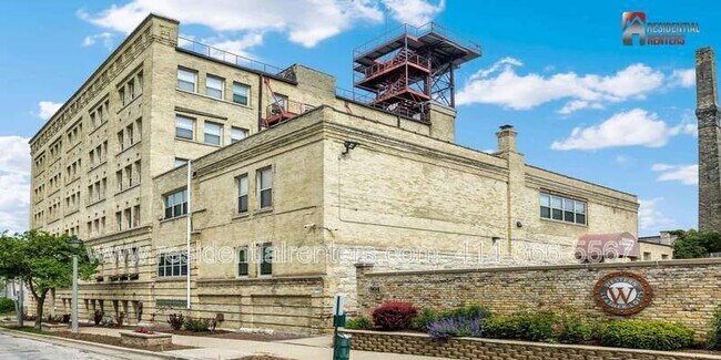 Building Photo - 904 E Pearson St