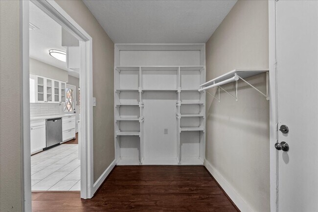 Building Photo - 718 E Lambuth Ln