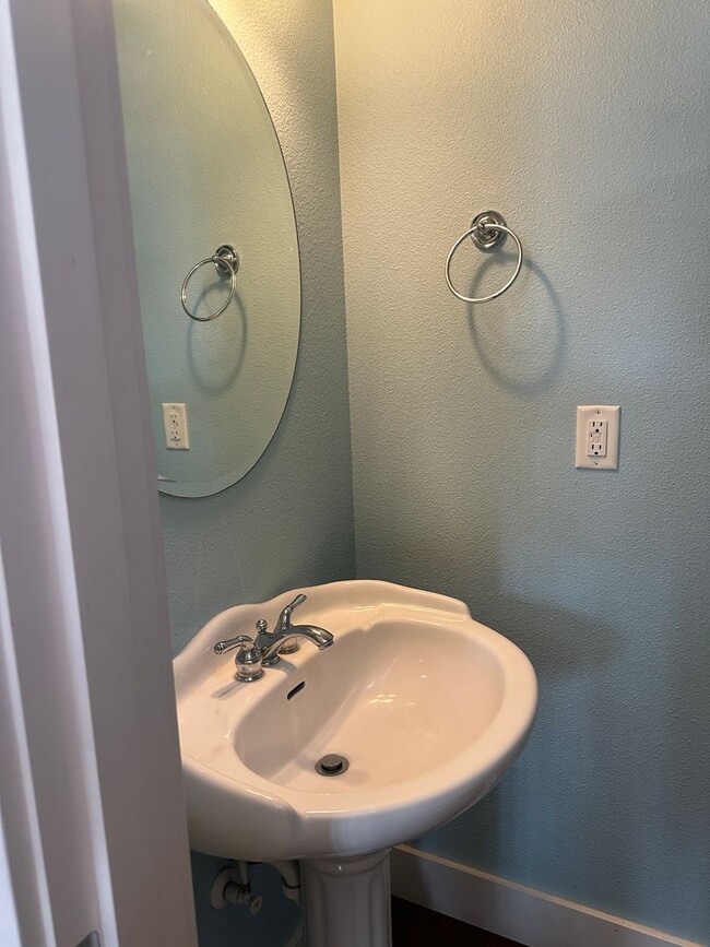 Building Photo - Extra Large Home For Rent, 4 Bedrooms! NEW...