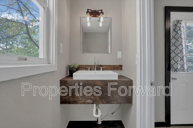 Building Photo - 533 E Jenkins Ave