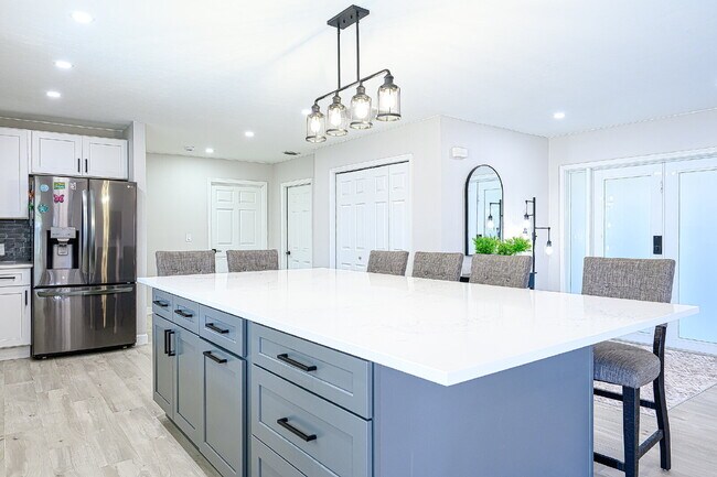Building Photo - Waterfront Furnished Pool Home with Gulf &...