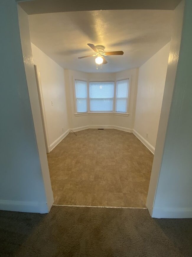 Building Photo - 2 Bedroom 1 Bath