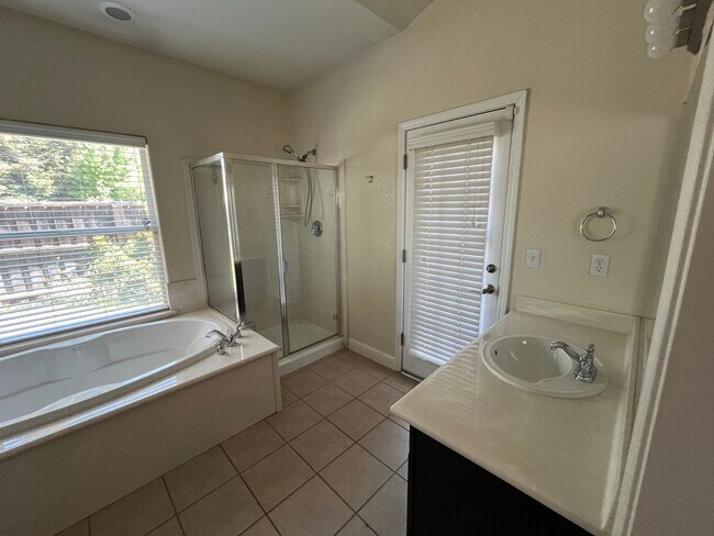 Building Photo - Beautiful Home for rent in Visalia, Ca