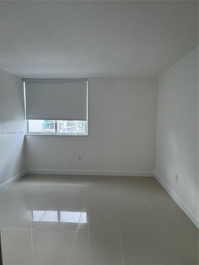 Building Photo - 1861 NW S River Dr