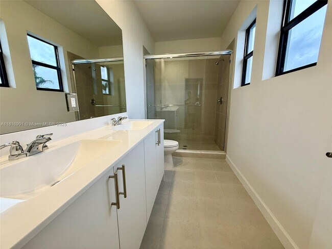 Building Photo - 3032 Park Pl