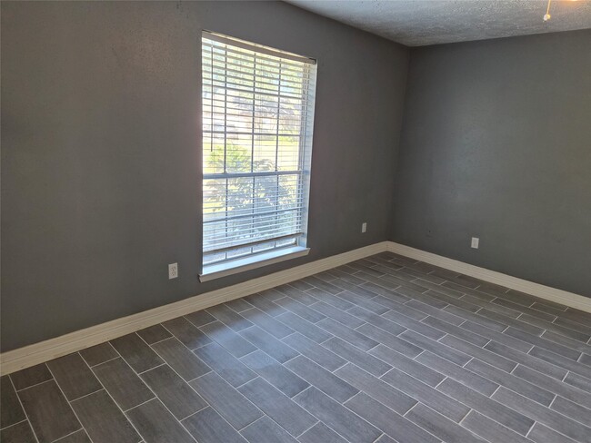 Building Photo - 19223 Woodglen Dr