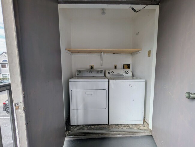 Building Photo - Bright & Well-Located 1BR/1BA Condo – Kendall Area