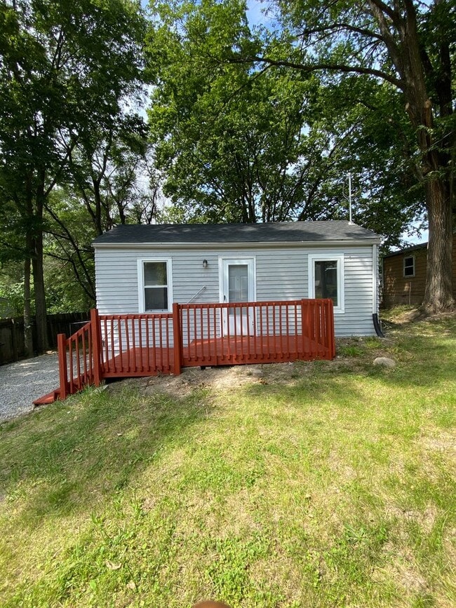 Building Photo - 2 Bedroom on the East Side - Fenced In Back Yard