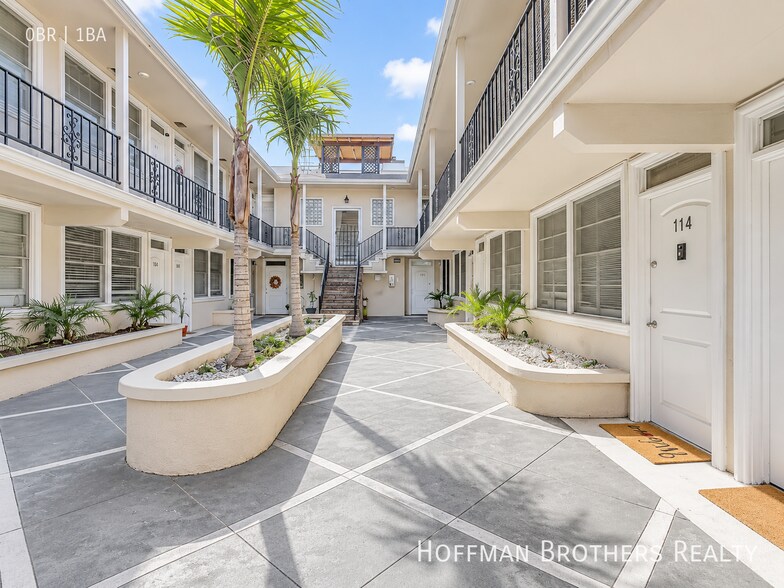 Building Photo - 425 N Oakhurst Dr