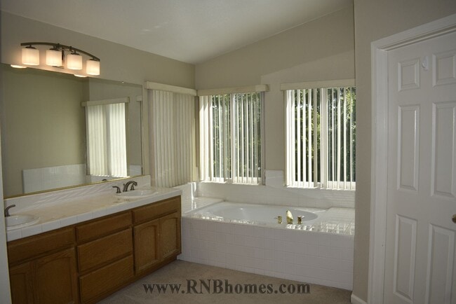 Building Photo - 2400 Carr Ct
