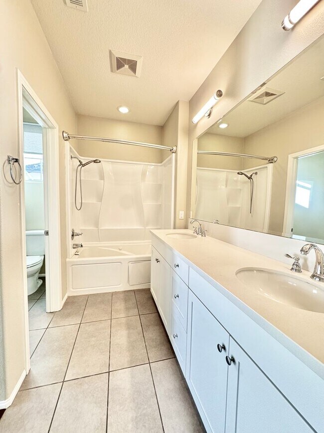Building Photo - Newer Built Townhome with Solar in Gated Community! Pet-Friendly!