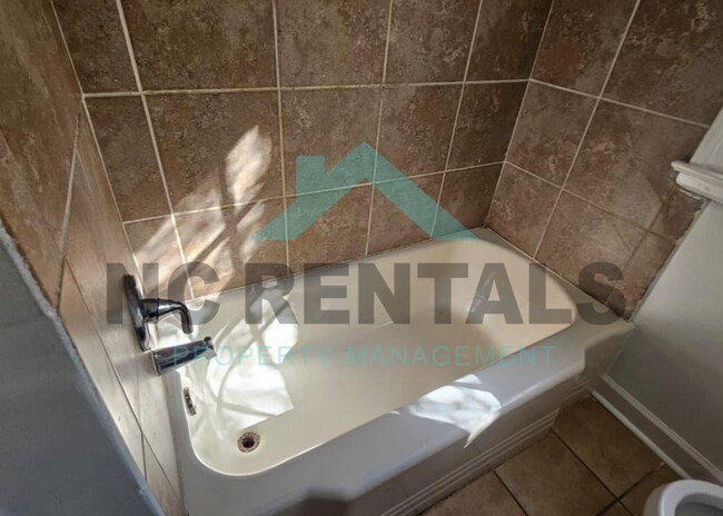 Building Photo - 1006 Panola St