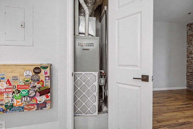 Building Photo - Adorable Studio in 1909 Building! Heart of Capitol Hill