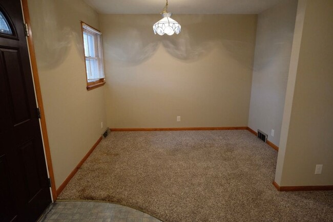 Building Photo - Well Maintained 2 bedroom home in a quiet ...