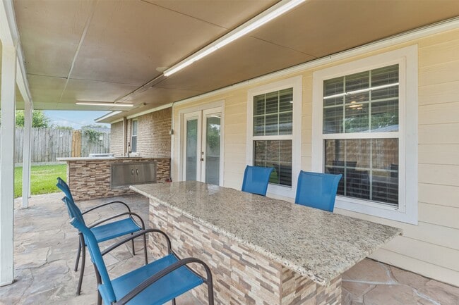 Building Photo - 1918 Crestdale Dr