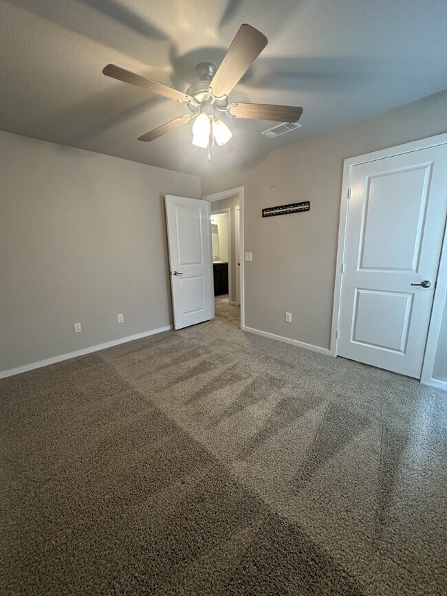 Building Photo - Spacious 3/2/2 in Upland Crossing