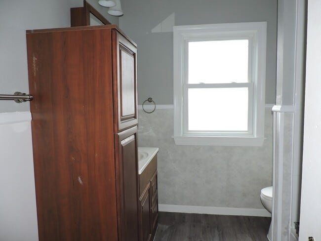 Building Photo - 2 bedroom, 1 bath house