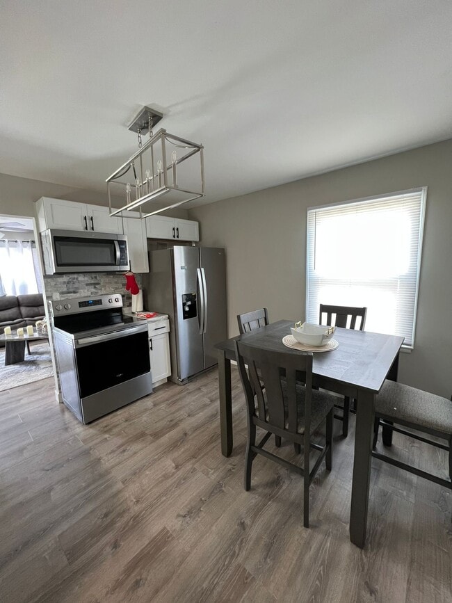 Building Photo - 1018 Hall St