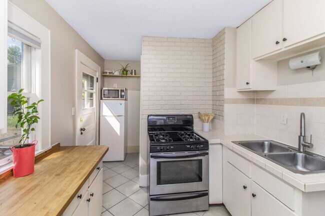 Building Photo - Wonderful 2 Bedroomed House in the heart of Saint Paul.