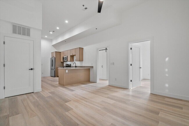 Building Photo - 308 Oak St